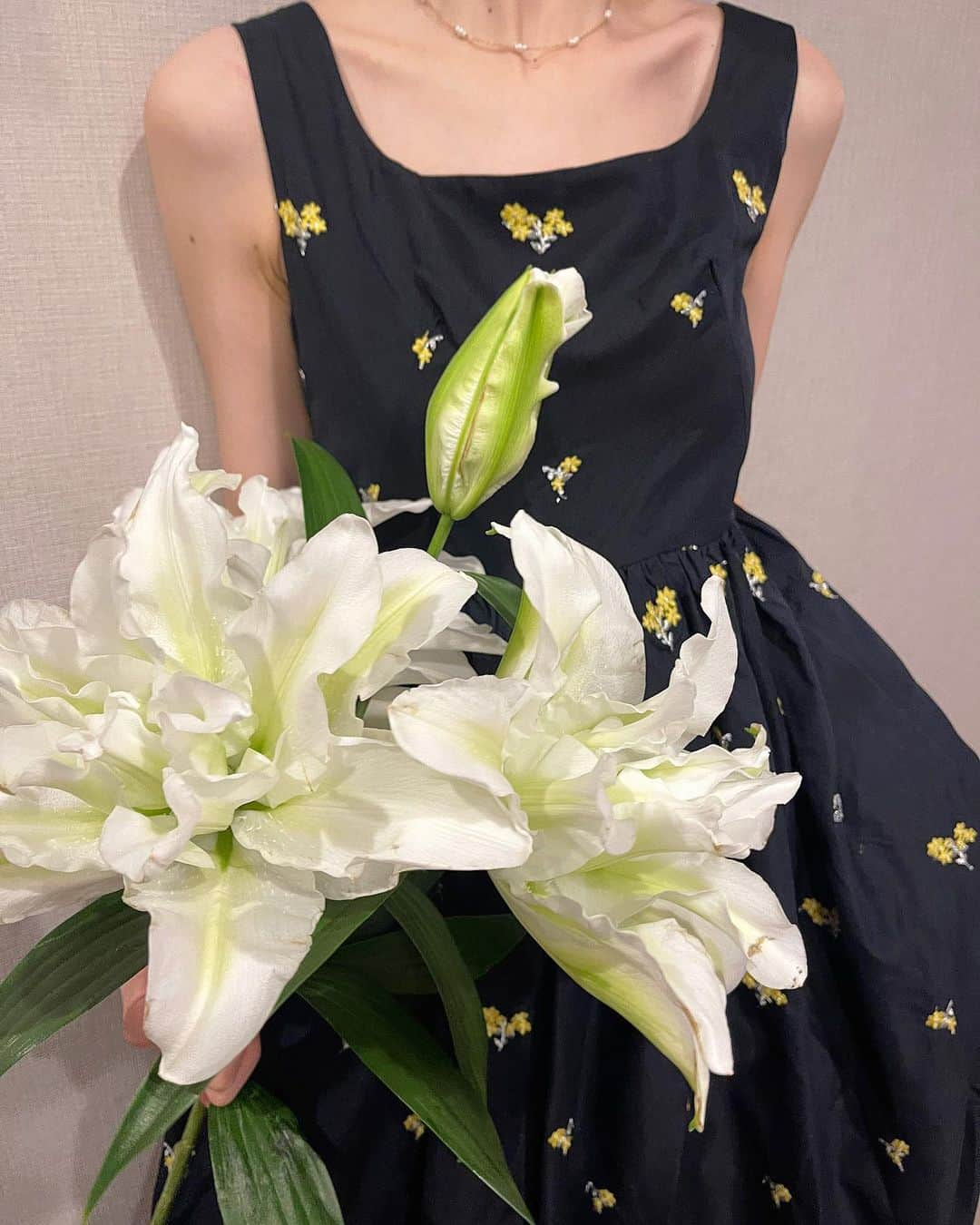 YUYUさんのインスタグラム写真 - (YUYUInstagram)「B.FLOWER🫖🌼🧈🥪🎀 ミモザを思わせる花柄を華やかなイエローで B刺繍をラメ感のあるシルバー糸で！ ふんだんに描かれたオリジナル生地です🪡 5型作成したので是非サイトからご覧ください🌼🌼  23ss limited storeではほぼSOLD OUT ありがとうございます😭明日最終日です🏙️🪄 新宿伊勢丹2階 ステージ # 2でお待ちしております〜！  #Bibiy. #Bibiy_made」5月8日 20時30分 - yuyukmt