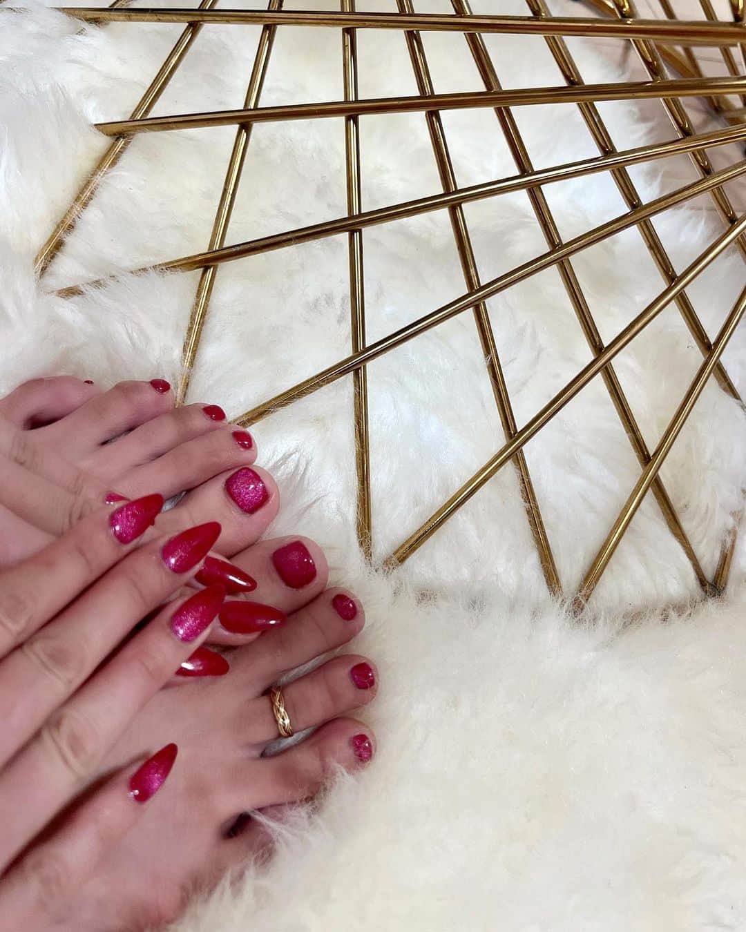CHIHAのインスタグラム：「#newnail ずっとこのネイルでいきたいほどお気に入り🥹❤️  レッドマグネットネイルのほんのりグラデーションなの！！  @lien_liliy センス大好きです❤️ フットは @hachannail ❤️  いつも丁寧にありがとうございます🥹‼︎ こんなに長持ちするネイルサロン本当珍しい！！  #浮かないネイル #ジェルネイル #マグネットネイル」