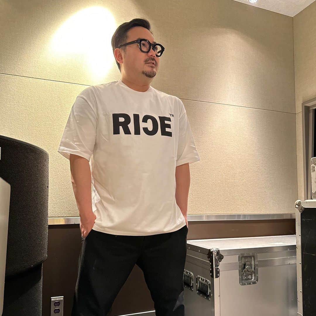 休日課長さんのインスタグラム写真 - (休日課長Instagram)「RICE Tシャツ ご予約は5月10日 23:59までです！WhiteとBlackの2色です！休日課長×CURRY TO™️オリジナルのTシャツ。書き忘れてたので追記、オーバーサイズのシルエットで写真のまさおはXL着てます！ 販売サイトURLは @mouso_kumiai のプロフィールから！ https://www.mouso.jp/」5月8日 20時31分 - kyujitsu_kacho