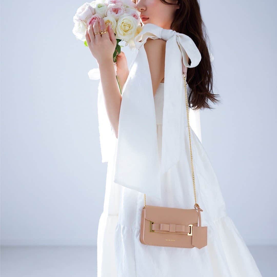 Samantha Thavasaさんのインスタグラム写真 - (Samantha ThavasaInstagram)「. .  エムシュシュⅡ ショルダーバッグ  サマンサタバサの人気シリーズ 「エムシュシュ」のNew Versionが登場♪  バッグと同色のリボンモチーフが甘さを取り入れつつ、 大人のガーリースタイルにもマッチ✨  #samanthathavasa  #サマンサタバサ  #bag  #fashion  #shoulderbag  #リボン  #new」5月8日 20時31分 - samantha.thavasa_official