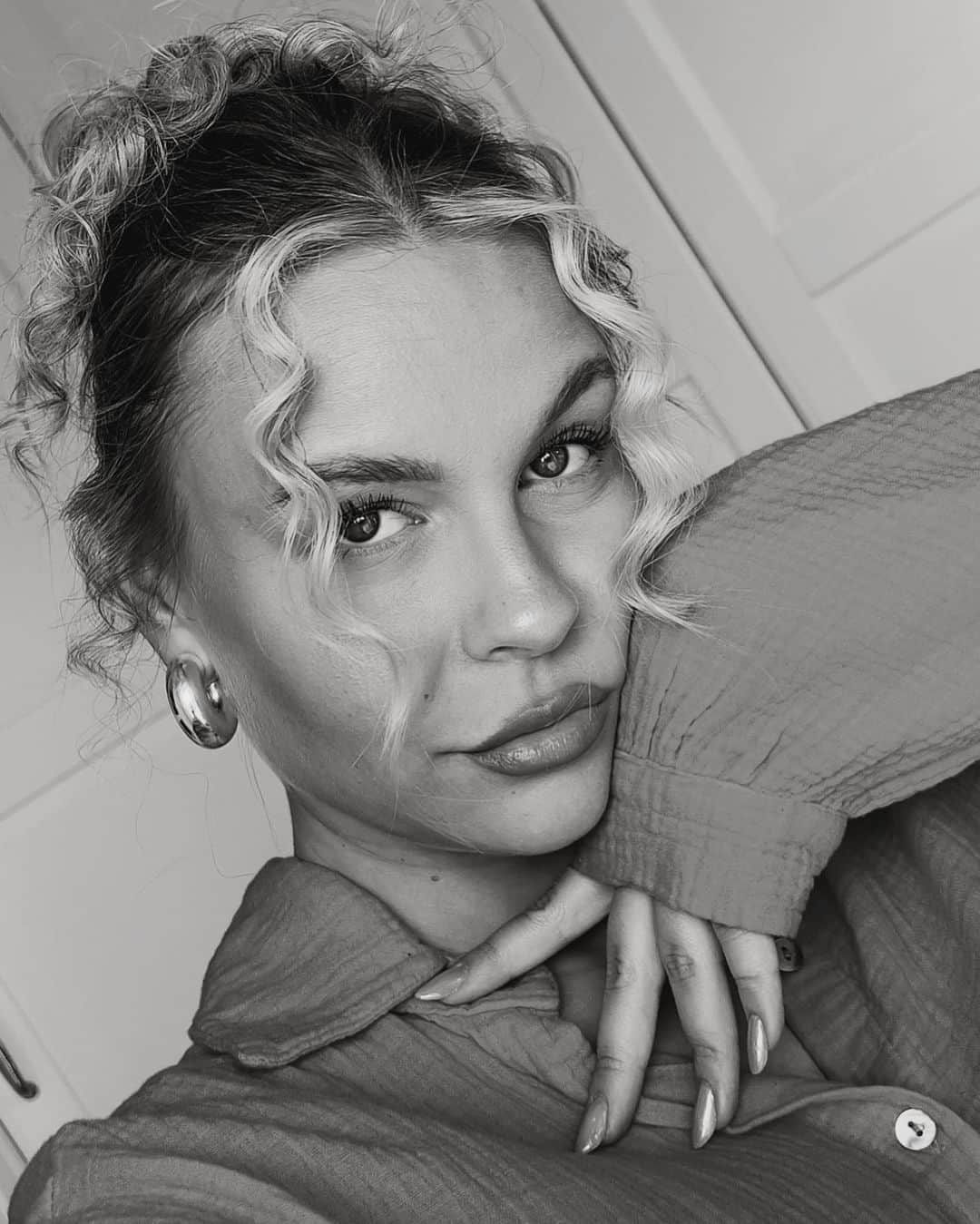 Dagi Beeのインスタグラム：「Repeat after me : I am protected and surrounded with positivity. 🩷」