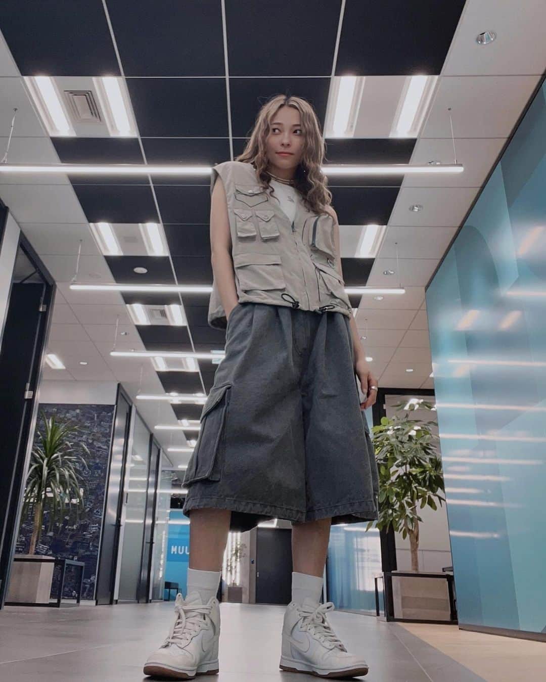 ジェニーのインスタグラム：「デザインした服第2段！ ストリート×ミリタリー編！  形だけ作ってもらって 着てるんだけどめっちゃ 修正してきた！！😎✨  サイズ感、形、配置 全部変わるよん(¯꒳¯*)  完成が楽しみすぎる😏💭  ちなみにインナーは私物だよ！ これにTシャツも加わるのさ✨✨  お楽しみに(¯꒳¯*)ふふふ」