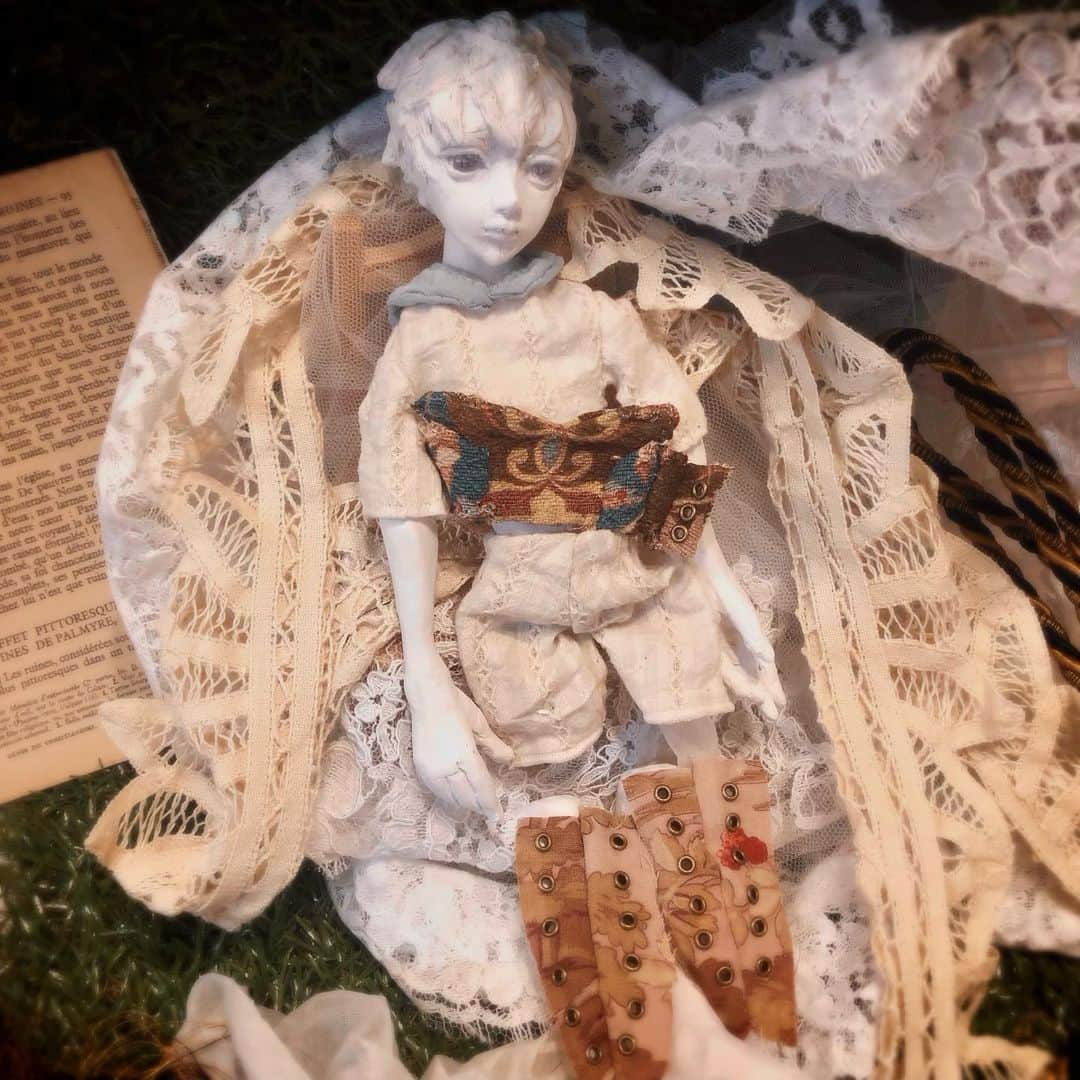 のインスタグラム：「Work in progress of my new small doll. All cloth is hand-dyed🧝  ††††††††††† GWに作業していた小さな子。 だいぶ進んできました。 小さい人形は構想がすごく難しい(個人的に)ですが 服を作ってるときはとても楽しいです。 布も全部手染め🧝  †††††††††††  #制作過程 #人形  #wipart  #球体関節人形  #bjd #originaldoll 　  #workinprogress #doll 　#fantasyart　#創作人形　#ドール　#dollclothes」