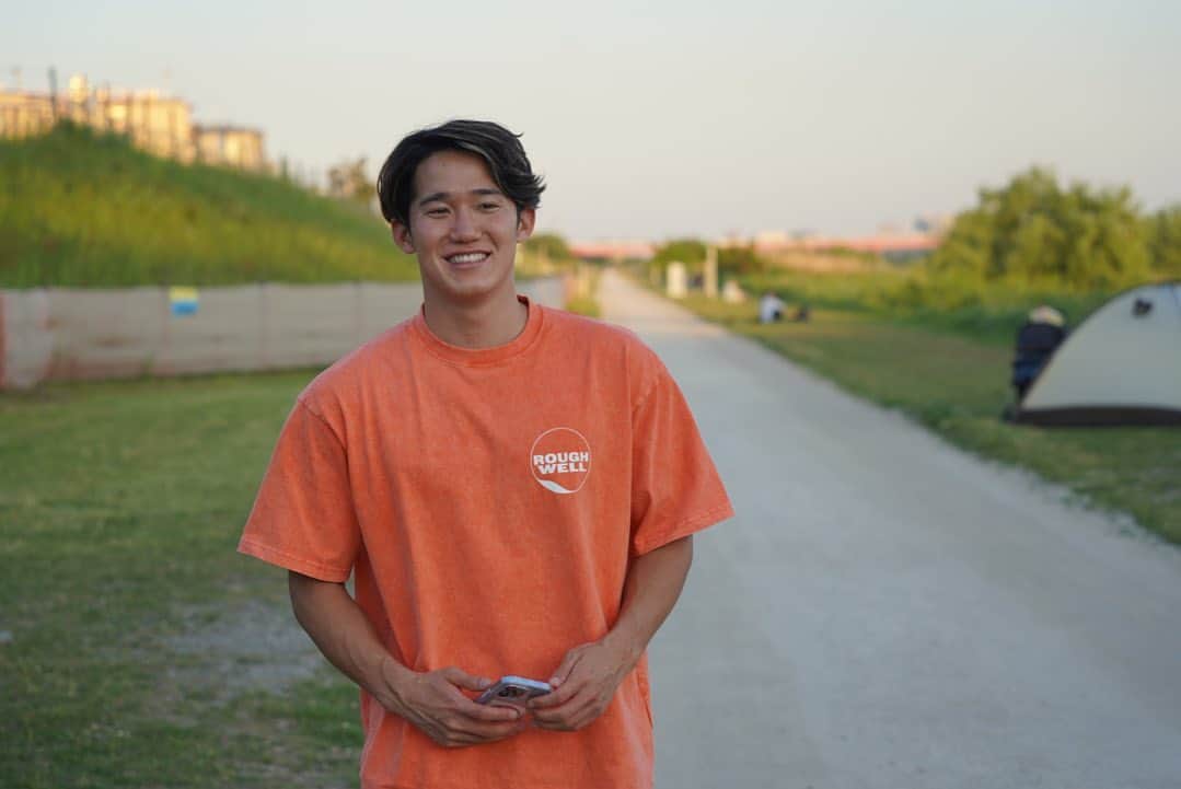 荒井陸のインスタグラム：「. 2日間のPOP UPありがとうございました😊  GW中で予定がある中で時間を見つけてくれて、来てくださった事に感謝です。沢山の方に世界水泳への激励の言葉をもらい、本当に嬉しかったです。福岡まで応援に行きますと言ってくれた方も多くいました。その期待に少しでも応えられるように僕も頑張りたいと思います。改めて沢山の人に支えていただいて、今の自分があるんだと感じることもできました。Rough Wellが水球を知るきっかけになったりしている事も素直に嬉しいです。  これからもRough Wellが 皆さんの生活の一部に寄り添えますように。  『いちごいちえ』」