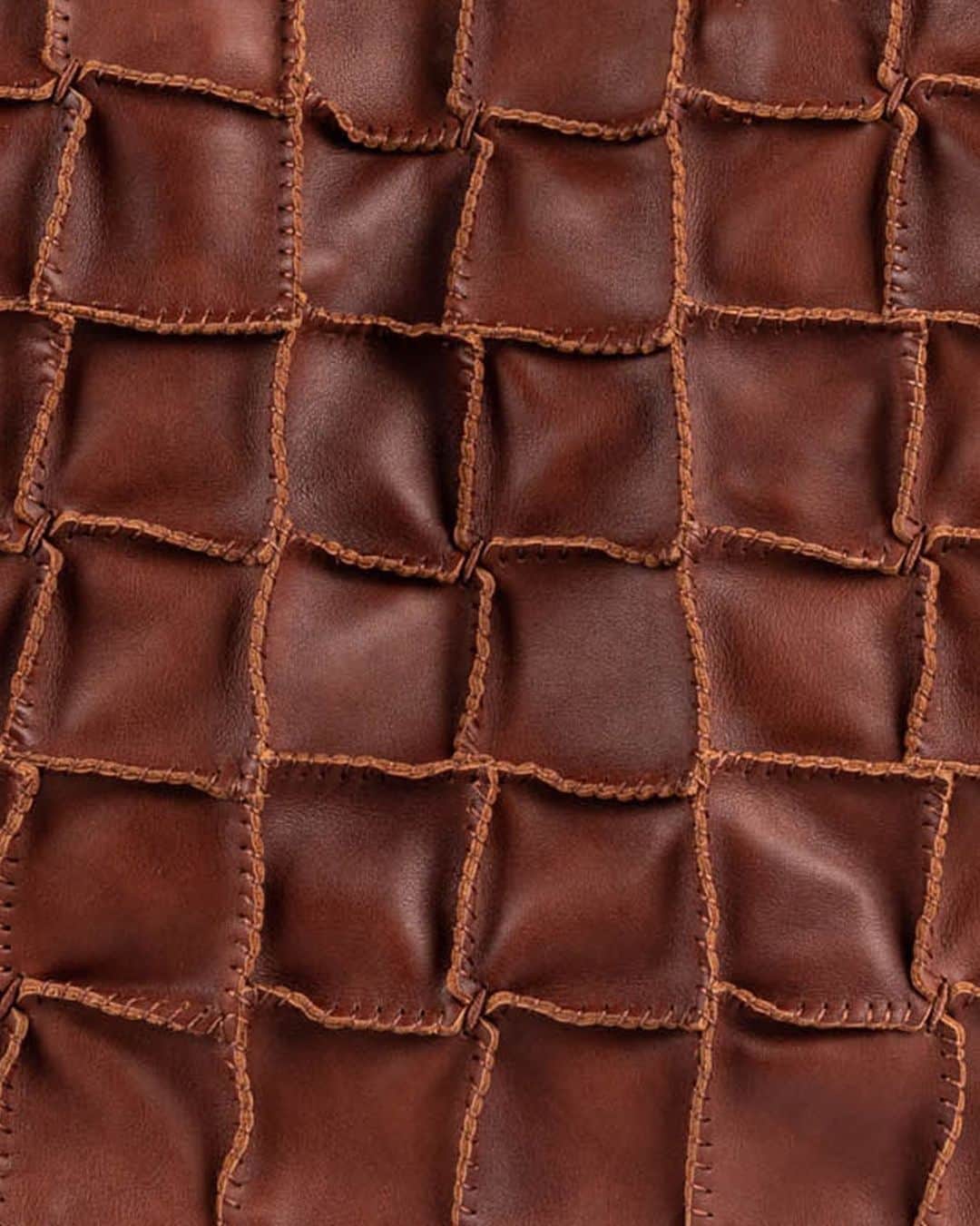 ジャマンピュエッシュさんのインスタグラム写真 - (ジャマンピュエッシュInstagram)「One of the most recognizable techniques of Jamin Puech leather bags is the art of patchwork mastered to perfection by our Vietnamese artisans. #jaminpuech #patchwork #leatherbag #artisanmade」5月8日 20時33分 - jaminpuech