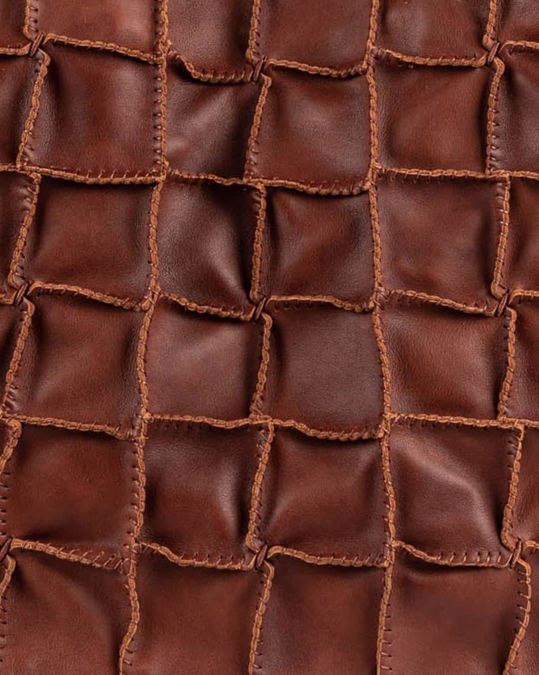 ジャマンピュエッシュのインスタグラム：「One of the most recognizable techniques of Jamin Puech leather bags is the art of patchwork mastered to perfection by our Vietnamese artisans. #jaminpuech #patchwork #leatherbag #artisanmade」