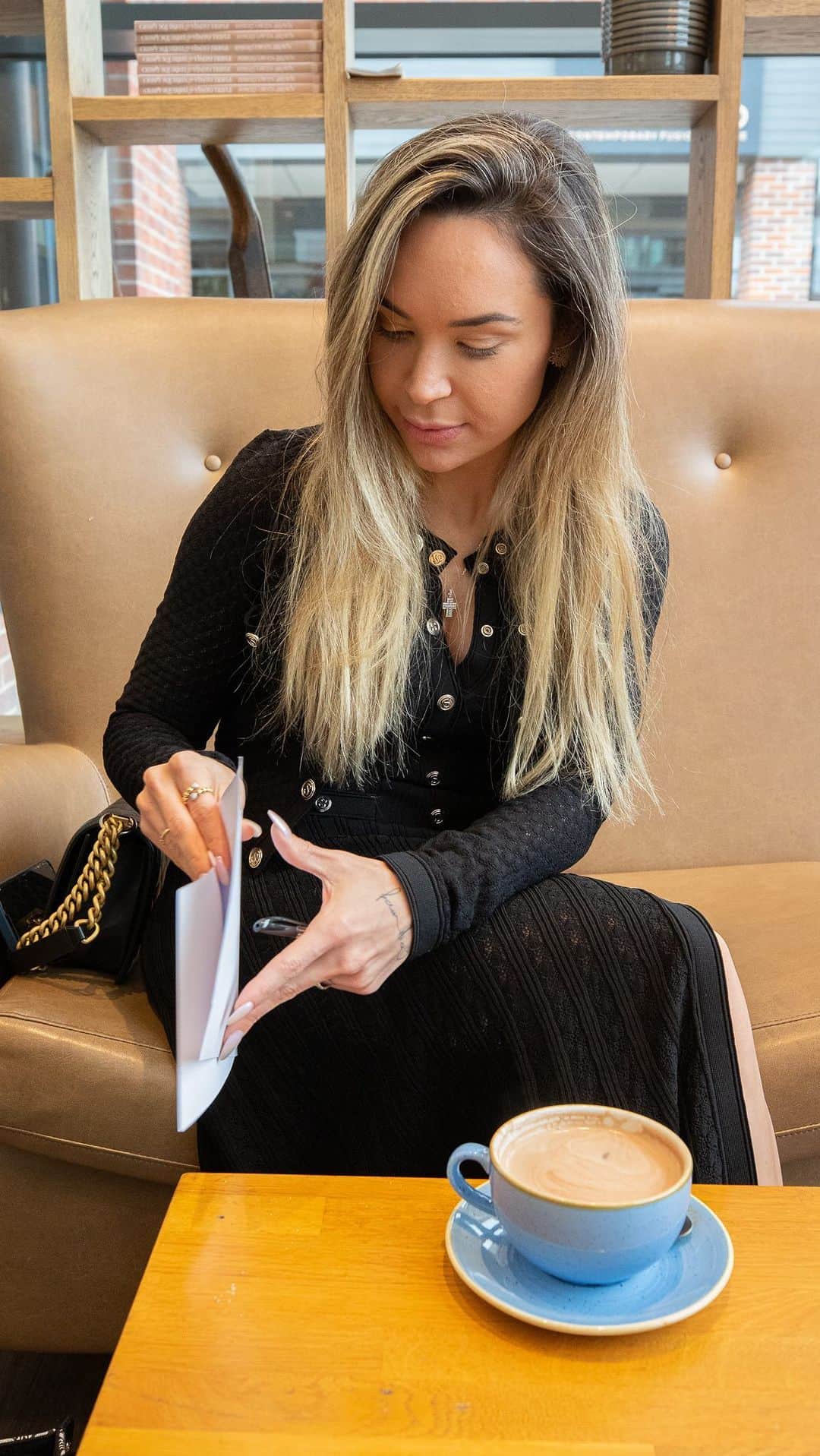 アンネ・コウチーニョのインスタグラム：「Gente, olha que eu dei muita pista boa de quem é minha próxima entrevistada ein? Tenho certeza que tem gente aqui que já vai acertar de cara - vou ficar de olho nos comentários e mais tarde eu solto o episódio completo pra vocês! 👀❤️」