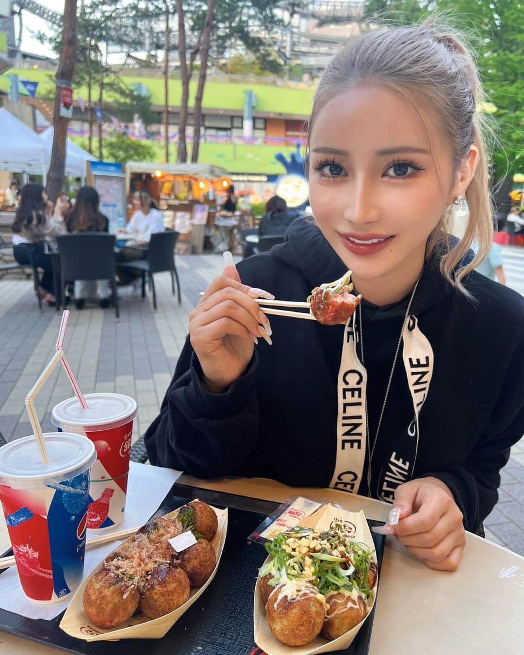 Chikoのインスタグラム：「その次の日は銀だこ🐙🩷 . どの味が好き〜？ 私はネギとマヨ増し増しが好き🐽 . . . #銀だこ #たこ焼き #食いしん坊倶楽部  #ラクーア #たこ焼きパーティー #japanesegirl #takoyaki #食いしん坊 #食べ歩き #食べるの好きな人と繋がりたい #後楽園 #東京ドーム #小麦粉だいすき」