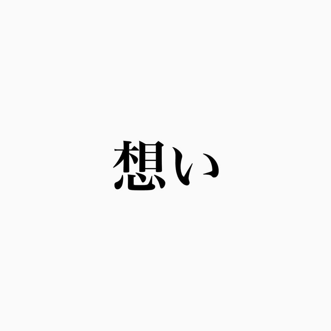 鶴谷和俊さんのインスタグラム写真 - (鶴谷和俊Instagram)「想いを書かせてください📝  少し長くなりますが お付き合い頂けると幸いです🙏  今日、このような質問がきました📩  Q. アドプラスのミスト、ミルク、ミストは使い続けることで 髪質改善されますか？  めちゃくちゃ良い質問‼️  買うか迷ってる商品は 必ず感じる感情💭  お金を払うんだったら 失敗したくないのは あたり前ですからね☺️  ご質問くださいましたフォロワー様に 感謝です🙇‍♂️  ありがとうございます！！  今日は伝えさせて頂こうと思います🎤  まずはAdd plus＋としての想いを お伝えさせて頂きたいと思います📝  Add plus＋としては 商品にかかわるお客様には 少しでも【髪の毛の悩み】が 【解決】できるように 【本物】の商品作りを心掛けています🧴  髪の毛を良くする事が目的です‼️  ◾️髪質改善について 残念ながら 生まれもっての【髪の毛の質】を 変える事はできません💦  【髪質改善】という言葉が溢れていますが 生えてくる髪の毛を変えるという事は 難しいです…  ただ ダメージしてしまった髪の毛の 【栄養補給、補強、見た目や手触りを変える】 そして ダメージがない髪の毛であれば 【見た目や手触りを変える】事は可能ですし、  乾燥してしまった頭皮環境を整える事は 可能です✂️  その為に Add plus＋ Head＆Face Mist/milk/mistは必要です✨  ◾️Head＆Face Mistについて  頭皮の状態が【乾燥】によって悪くなり 生えてくる髪の毛の状態に 悪影響を与えている場合 乾燥を改善することで 髪の毛が変化する可能性があります✨ 頭皮は髪の毛を作る土壌🌱 土壌が良くなければ 綺麗な植物が生えないのと 同じです🪴  頭皮環境をよくする為に肌にもともと存在する 幹細胞培養液、ヒアルロン酸、セラミドなどや 炎症を予防する ナイアシンアミド グリチルリチン酸ジカリウム パンテノールなど ハイクォリティーな成分達が 【頭皮環境を整える】【乾燥予防】など 【使い続ける事で現在、未来が変わる】 商品です✂️  ◾️Add plus＋milk/mistについて  髪の毛は【死んだ細胞】 爪が割れたら治らないのと同じ感覚です‼️  割れた爪を伸ばしたい場合 放置しますか？ 補強の為にマニキュアを塗りますか？  髪の毛も発想は同じで ダメージ、紫外線、乾燥 カラー、パーマ、ヘアアイロンになどにより 栄養流出 キューティクル剥離 髪の内部の結合が切れる などがおきます🙋‍♂️  再生力がないので 【何もしなければ傷んでいくのみ】です💦  枝毛→切れ毛になります🧑‍🏫  Add plus＋ ・milkは栄養補給と弱い補強の役割 ・mistは補強の役割 があります‼️  ◾️milk 髪の毛の水分バランスを調整する キューティクルの接着剤の役割をする 【CMC】をはじめ 髪の毛の骨の役割 【高分子から低分子のケラチン】配合  ◾️mist 艶に関係する疑似キューティクルの役割をする シリコンをはじめコポリマー、水添ヒマシ油 γ‐ドコサラクト、キトサンなど配合 さらに【熱】に反応して艶感をあげる役割も ある為 ドライヤーやアイロンの熱でさらに艶感がアップするような設計になっています  Add plus＋milk/mistは シャンプーである程度とれて 少し蓄積する🧴  【毎日】少しずつ 蓄積して、【補強】していく商品になります🧑‍🏫  使い続ける事で髪の状態をキープできるし 可愛くなる為のカラーやパーマ、アイロンなど ダメージの原因と上手く付き合うことが可能です♪♪  ◾️商品をただただ使うだけでは 【効果はでない】 ・ヘアケアを楽しむ ・使い方、役割を理解する ・丁寧に優しく髪の毛を扱う 事で髪の毛は期待に応えてくれます✨  ・Add plus＋の商品 ・お客様の努力 ・鶴谷のレクチャー のバランスがガッチリハマれば 髪の毛は良くなっていくと思います❣️  長くなりましたが お付き合いありがとうございます✨  今後とも Add plus＋/鶴谷を よろしくお願いいたします❣️  #Addplus #アドプラス #頭皮化粧水 #頭皮改善 #頭皮ケア #頭皮の悩み #頭皮湿疹 #かゆみ予防 #痒み予防 #白髪予防 #薄毛予防 #髪質改善 #幹細胞培養液 #幹細胞コスメ #トリートメント #シャンプー #ヘアケア #洗い流さないトリートメント #ヘアミルク #ヘアオイル #ヘアミスト #鶴谷和俊 #hardiEast #アルディイースト」5月8日 20時43分 - tsurutani_k