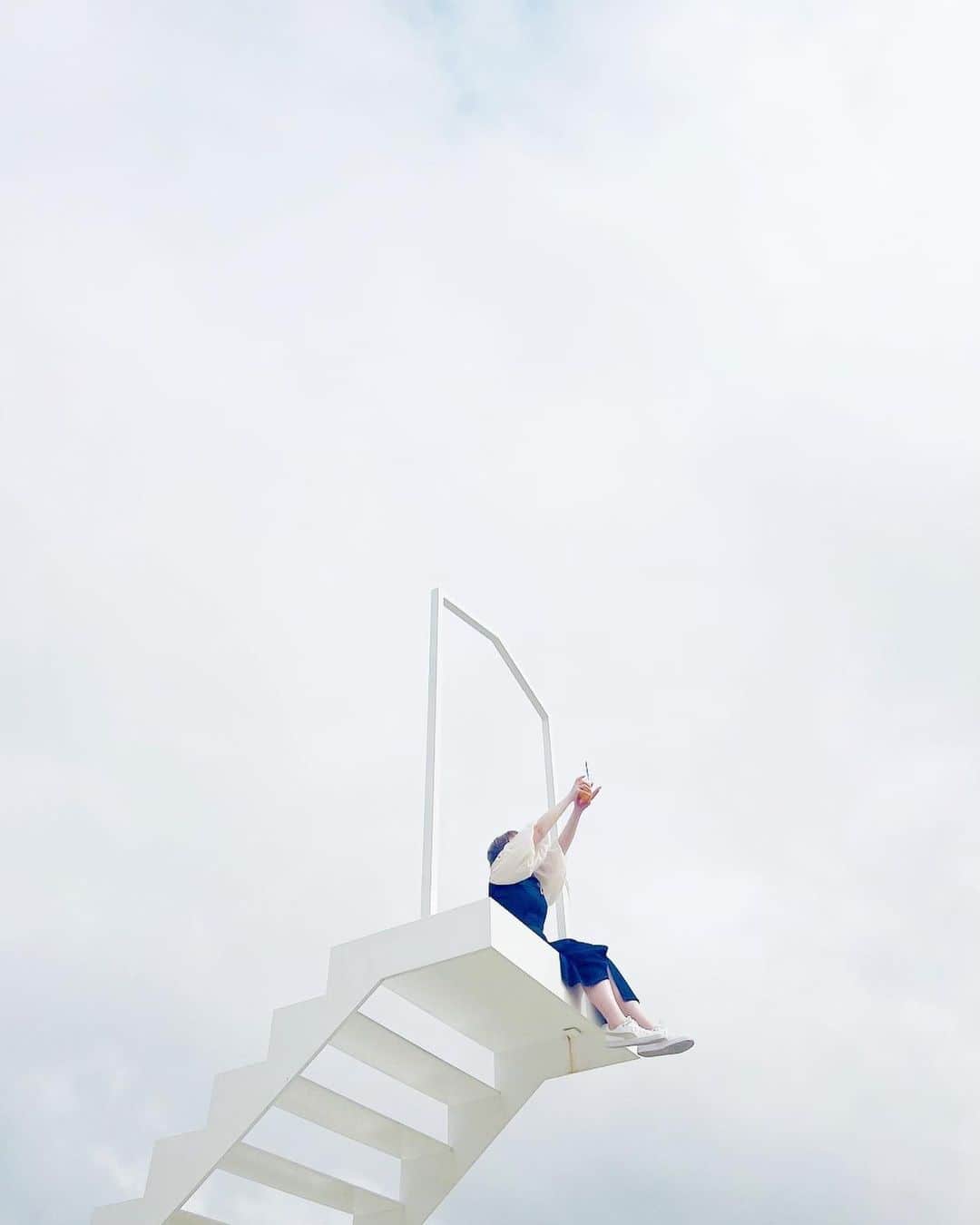 兼田恵さんのインスタグラム写真 - (兼田恵Instagram)「宮古島を池間島方面に走るとあるおしゃれカフェの空の階段✨ お天気がよければもっと最高だったけど…！！！ スムージー美味しかった✨  #宮古島 #サンドミヤコ #sundomiyako #サンドみやこカフェ #サンドmiyako #宮古島フォトスポット #空の階段 #天国の階段」5月8日 20時43分 - earl_megu