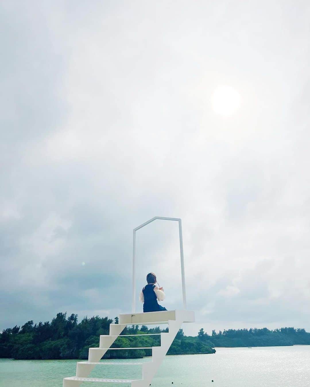 兼田恵さんのインスタグラム写真 - (兼田恵Instagram)「宮古島を池間島方面に走るとあるおしゃれカフェの空の階段✨ お天気がよければもっと最高だったけど…！！！ スムージー美味しかった✨  #宮古島 #サンドミヤコ #sundomiyako #サンドみやこカフェ #サンドmiyako #宮古島フォトスポット #空の階段 #天国の階段」5月8日 20時43分 - earl_megu