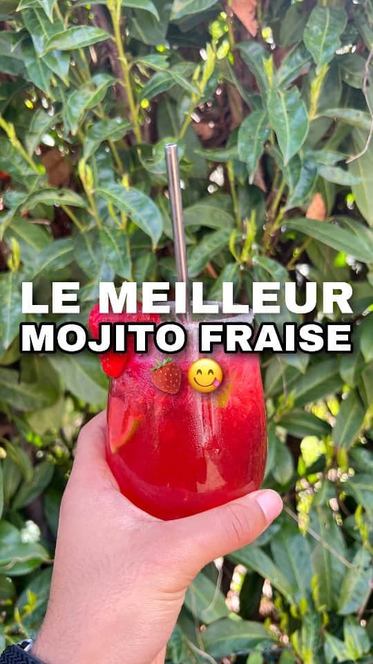 Carrefour Franceのインスタグラム：「Un virgin mojito à la fraise 🤤🍓 Miaaaaaam, qui aimerait tester ? 😍  Préparation 👨‍🍳 : - Mettez 5 feuilles de menthe dans un verre 🌿 - Ajoutez les fraises coupées en 4 et le citron coupé en petits dés 🍓 - Pilez le tout à l'aide d'un pilon et ajoutez les glaçons 🧊 - Ajoutez de la limonade et décorez d'une fraise coupée en deux 🥤 - Dégustez 😋  #carrefour #mocktail #aesthetic #virginmojito」