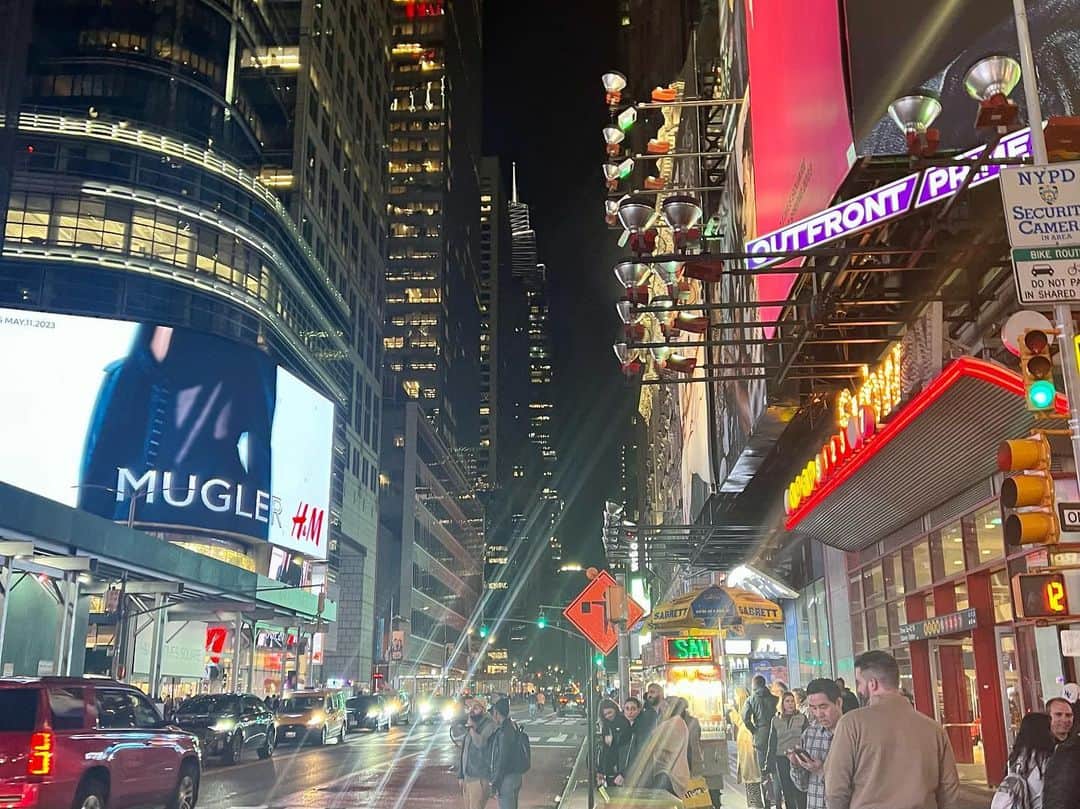 速水ティーナさんのインスタグラム写真 - (速水ティーナInstagram)「🌛🌝 𝗡𝗬𝗖, 𝑻𝒊𝒎𝒆𝒔 𝑺𝒒𝒖𝒂𝒓𝒆. 🌉🇺🇸  大企業の大きな広告が ネオンのライトでキラッキラに 輝いてる特別な街✨💖🗯️⭐️💫🧝‍♀️🪄  #newyork #ニューヨーク #アメリカ #🇺🇸 #america #タイムズスクエア #timessquare #夜景 #timessquarenyc #nyc」5月8日 20時45分 - tittypop