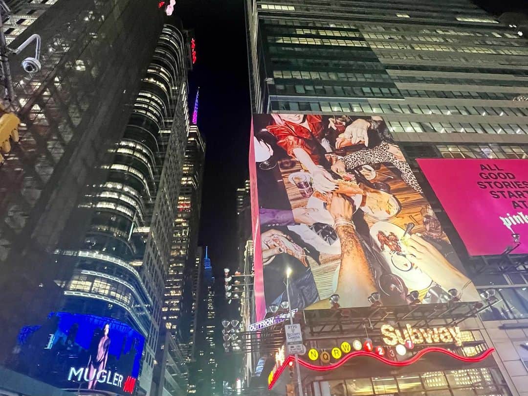 速水ティーナさんのインスタグラム写真 - (速水ティーナInstagram)「🌛🌝 𝗡𝗬𝗖, 𝑻𝒊𝒎𝒆𝒔 𝑺𝒒𝒖𝒂𝒓𝒆. 🌉🇺🇸  大企業の大きな広告が ネオンのライトでキラッキラに 輝いてる特別な街✨💖🗯️⭐️💫🧝‍♀️🪄  #newyork #ニューヨーク #アメリカ #🇺🇸 #america #タイムズスクエア #timessquare #夜景 #timessquarenyc #nyc」5月8日 20時45分 - tittypop