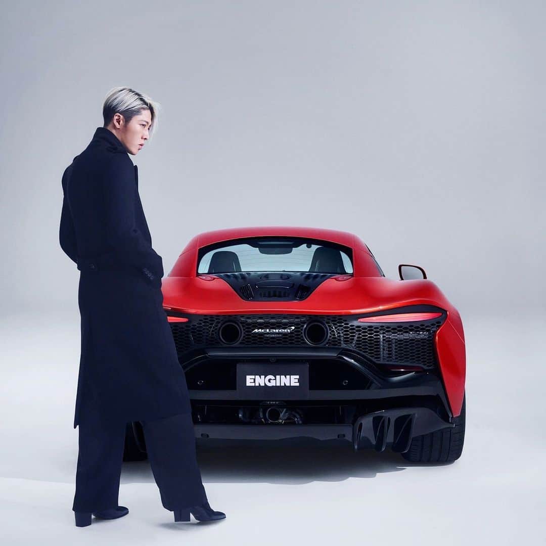 雅-MIYAVI-さんのインスタグラム写真 - (雅-MIYAVI-Instagram)「The future has arrived.  #Repost @miyavi_staff  ・・・ ENGINE6月号（4月25日発売）  4/25発売のENGINE6月号カバーページ、巻頭特集「乗る車×着る服（CAR×FASHION）企画」  @miyavi_ishihara xマクラーレン・オートモーティブ Miyavi x McLaren  @engine_mag  fashion director: @stsukezane photo:#秦淳司  hair-make:@hirotsukui  make-up:@ikumi.hairmake #McLaren #マクラーレン #McLarenArtura #CarsofInstagram #MIYAVI #ENGINE_mag  @mclarenauto  @mclarenautojapan  @ysl」5月8日 20時48分 - miyavi_ishihara