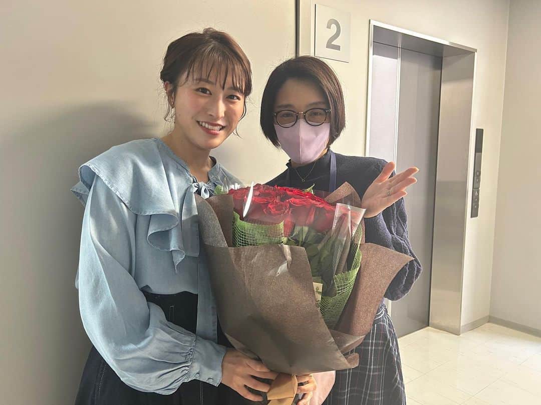 のインスタグラム：「以前先輩に頂いた立派なバラ🌹  バラを育てるのが趣味な母にお裾分けしたら、 すでに新たな葉を付けていて感動しました…！！😳🌿  #帰省する度にバラが増えていく🏡 #ピンクとオレンジのグラデーションのバラが好き」