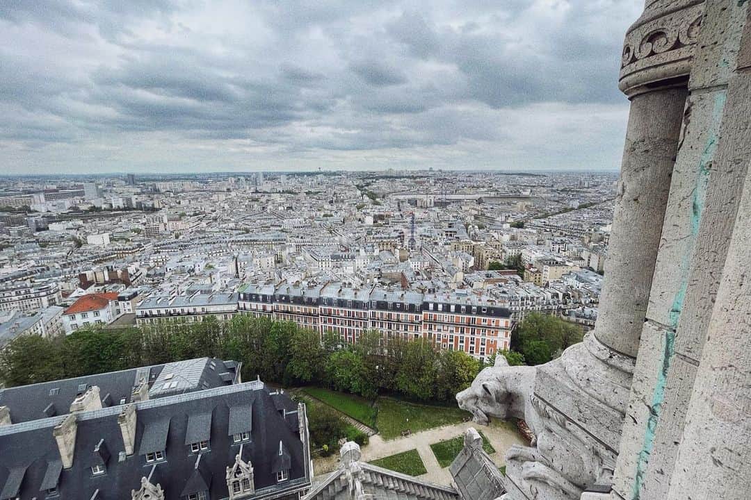 末永百合恵さんのインスタグラム写真 - (末永百合恵Instagram)「今日フランスは戦勝記念日の祝日🇫🇷  G.Wは平常だったけど、パリに来て2ヶ月以上経ち、やっとモンマルトルへ。  サクレ・クール寺院の、狭くて細い螺旋状の階段を300段修行のように登り（体調は万全の時が良い）辿り着けば、パリを360度一望できる景色に感動！  鐘が鳴り響く街を見渡して、涼やかな気持ちに心が洗われた。  今週もがんばりましょう！  #フランス#戦勝記念日#祝日#パリ#モンマルトル#ゴールデンウィーク#サクレクール寺院#眺望#素敵#france#jourdelavictoire#gw#paris#montmartre#basiliquedusacrecoeur」5月8日 20時54分 - yurie__suenaga
