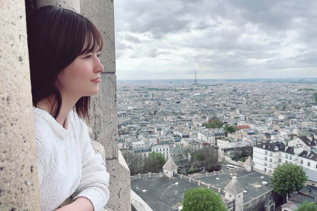 末永百合恵のインスタグラム：「今日フランスは戦勝記念日の祝日🇫🇷  G.Wは平常だったけど、パリに来て2ヶ月以上経ち、やっとモンマルトルへ。  サクレ・クール寺院の、狭くて細い螺旋状の階段を300段修行のように登り（体調は万全の時が良い）辿り着けば、パリを360度一望できる景色に感動！  鐘が鳴り響く街を見渡して、涼やかな気持ちに心が洗われた。  今週もがんばりましょう！  #フランス#戦勝記念日#祝日#パリ#モンマルトル#ゴールデンウィーク#サクレクール寺院#眺望#素敵#france#jourdelavictoire#gw#paris#montmartre#basiliquedusacrecoeur」