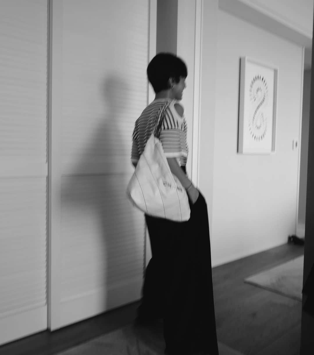 正中雅子のインスタグラム：「border🤍🖤⛵️  南国でマリンっぽく着たくて持って行ったボーダー🧳  気負いなく肩空きデザインにトライできる ドライタッチなニットはこれからの季節におすすめ  無地もいいし、ボーダーもいいし悩んでこのカラーに☺︎  4.10 wed 12:00 in stock!  #MACHATT #masaco服  #chanel #therow #masacotravel」
