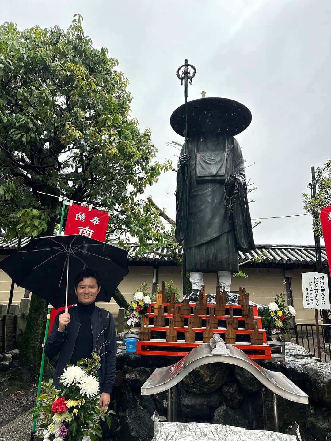 橋本昌彦さんのインスタグラム写真 - (橋本昌彦Instagram)「昨日は世界遺産東寺にて 個展を開催されておられる 草場先生に会いにいきました。  大阪フェニーチェでご一緒させて頂いてから 先生は東寺へ　僕らは高野山へ  お役目を頂き今週末からいよいよ 今ラストスパートです🔥  高野山空海御誕生1250年記念大法会 LIFEいのち上映会＆いのち展 お申し込みはこちら↓ https://www.life-planetarium.com/koyasan」5月8日 20時57分 - masahikohashimoto