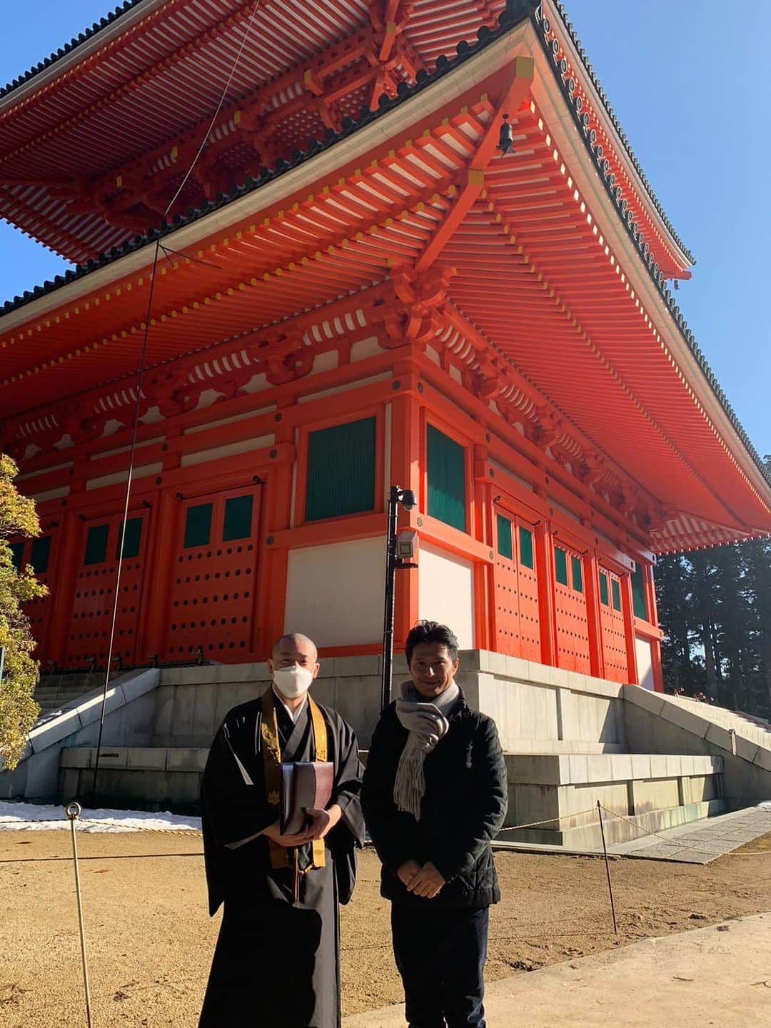 橋本昌彦さんのインスタグラム写真 - (橋本昌彦Instagram)「昨日は世界遺産東寺にて 個展を開催されておられる 草場先生に会いにいきました。  大阪フェニーチェでご一緒させて頂いてから 先生は東寺へ　僕らは高野山へ  お役目を頂き今週末からいよいよ 今ラストスパートです🔥  高野山空海御誕生1250年記念大法会 LIFEいのち上映会＆いのち展 お申し込みはこちら↓ https://www.life-planetarium.com/koyasan」5月8日 20時57分 - masahikohashimoto