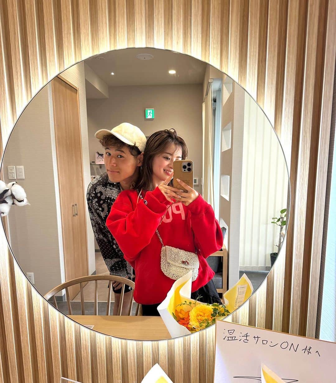 田中優衣のインスタグラム：「ずーっと気になってた 酵素浴やっといけました。 体の疲れも取れるから旦那さんもおすすめよ と聞いて二人で行ってきた。 人生で初めて入ったけど じんわりポカポカ温まる感じがとっても気持ちよかった。 汗もたくさんかいてスッキリ。 特に裕太郎くんの顔ほんとにスッキリしてた。 絶対また行きたいわ😗  余談ですが 朝プチ喧嘩して３枚目。 １枚目終わった後何もかもスッキリして 仲直り❤️ ３枚目の距離感と不貞腐顔見て笑笑 ちょっともう少しよって？とか言って 何も話さないで無で写真撮ってた私。笑  りっちゃんありがとう🥰」