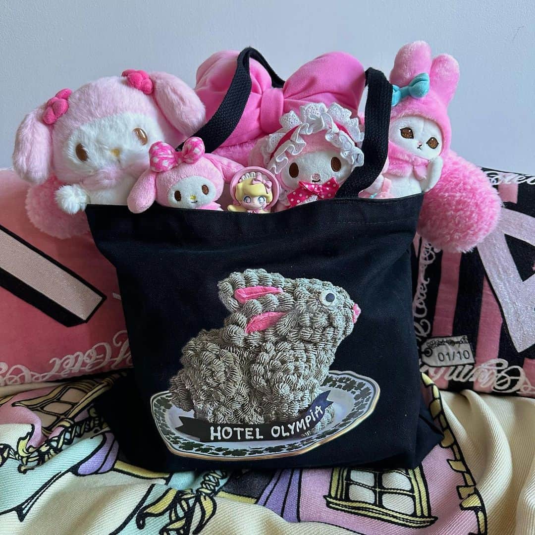 オランピアルタンのインスタグラム：「Uh-oh! A few (too many) pink friends snuck into my luggage… 🫣💕🎀🐰🩷 If you too need an Usagi Cake Tote for your excess kawaii baggage, you can get one from @thehotelolympia pop-up at @isetan_the_space 🎌 #thehotelolympia #usagicake #kawaii #melodychan #isetanthespace」