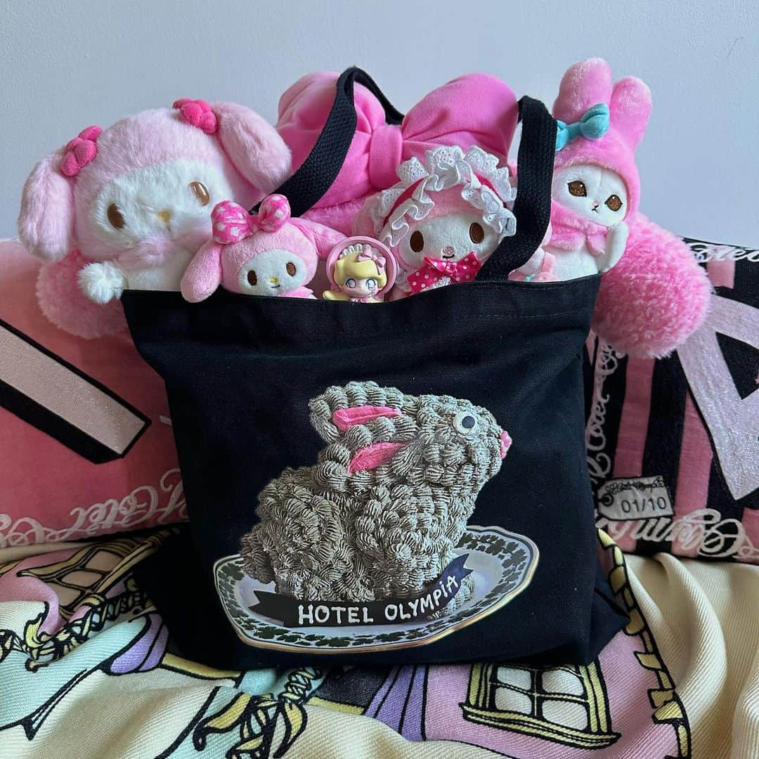 オランピアルタンさんのインスタグラム写真 - (オランピアルタンInstagram)「Uh-oh! A few (too many) pink friends snuck into my luggage… 🫣💕🎀🐰🩷 If you too need an Usagi Cake Tote for your excess kawaii baggage, you can get one from @thehotelolympia pop-up at @isetan_the_space 🎌 #thehotelolympia #usagicake #kawaii #melodychan #isetanthespace」5月8日 20時59分 - olympialetan