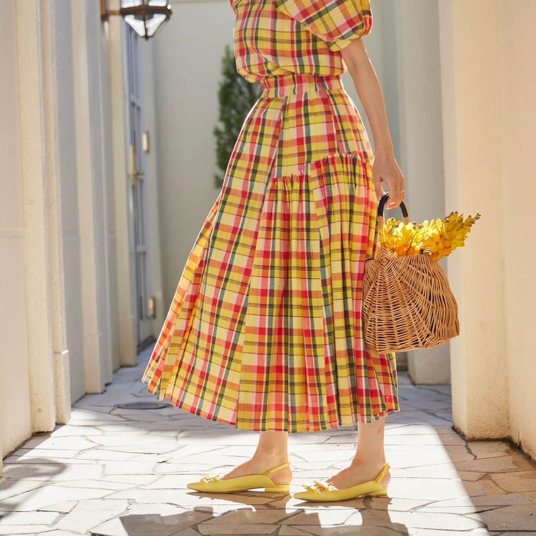 Tsuru by Mariko Oikawaのインスタグラム：「Yellow check.  色にパワーももらう。好きな色をとことん楽しむ。 ファッションの楽しみ方は人それぞれ、パワーオフのときは元気がもらえるお洋服を♪  Bess ¥36,300（tax in）  Minnie ¥19,800（tax in）  Rebecca ¥26,400（tax in）  Micklton ¥16,500（tax in）  #tsuru #tsurubymarikooikawa #2023ss」