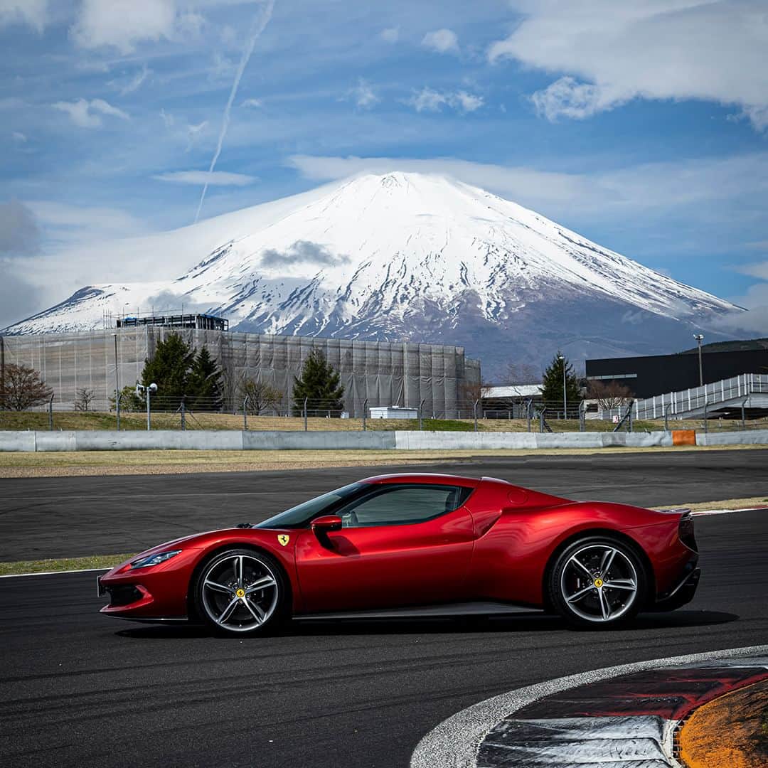 Ferrari Japanさんのインスタグラム写真 - (Ferrari JapanInstagram)「フェラーリの296は、新しい120°V6エンジンとプラグインハイブリッドモーターを組み合わせ、830hpの性能を発揮するスポーツベルリネッタ。日常的なドライブに興奮をもたらし、ドライビングプレジャーの概念を大きく変えてくれることでしょう。  #Ferrari #フェラーリ #Ferrari296GTS #Ferrari296GTB #FerrariJapan #LuxuryLifestyle #LuxuryCars #CarLifestyle #Ferraristi #ラグジュアリーカー」5月8日 21時00分 - ferrarijpn