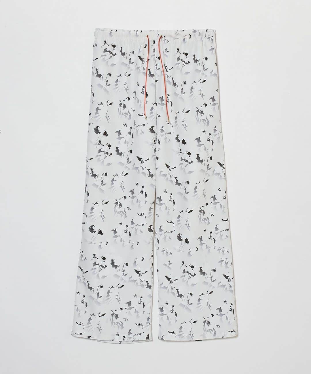 メアグラーティアのインスタグラム：「meagratia 23SS Floral pattern easy PT col.wht  オリジナルフラワープリントのイージーパンツ。 様々な種類の花に光があってできた影をグラフィックに落とし込んだデザインになっています。 バックのポケットには影のように見えるディティールが デザインされています。ウェスト部分にはサテンコードが入っておりサイズ調整が可能です。 やわらかく軽い素材感で暑い夏も快適に着用いただけま す。 同素材の23231-0508のシャツとのセットアップもおすすめです。  material Polyester 100%  #meagratia #23ss」