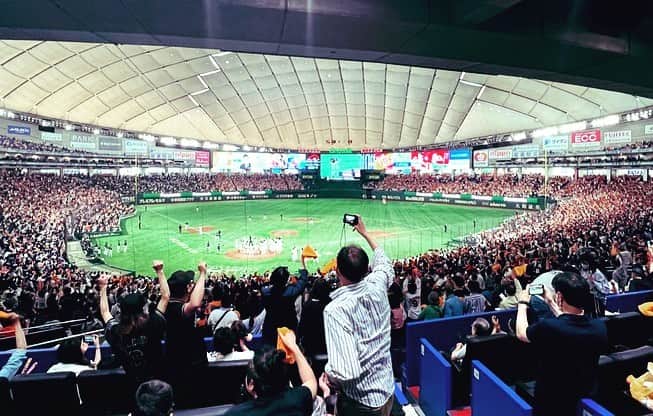のインスタグラム：「ジャイアンツ、昨日の試合を超える  劇的サヨナラ勝利✨  連日のルーズベルトゲームって‥  4回から心の中がずっとジェットコースターでした（笑）  レジェンズシートには ジャイアンツ女子チーム監督の宮本和知さん！  GWの東京ドームはまさに  "劇空間"でしたね⚾️  やっぱり野球は面白い！！！  連日多数のご来場、熱い応援ありがとうございました！  #ジャイアンツ #読売ジャイアンツ #東京ドーム #レジェンズシート #宮本和知さん #スタジアムmc #髙橋大輔 #高橋大輔」