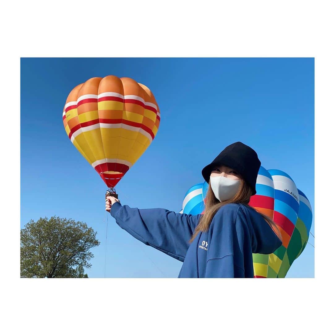 本間成美さんのインスタグラム写真 - (本間成美Instagram)「#秋田スカイフェスタ に行ってきました✨ 気球間近でみるの初めて🥰  乗りたかったんだけど競争率高すぎて乗れなかった〜🥹 いつか乗ってみたいな〜🥹  天気が良くて毎日鳥海山がみえる😙🧡  #実家帰省中」5月4日 23時57分 - narumi517