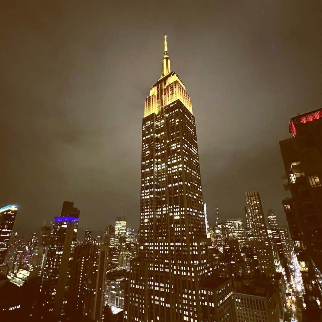 ダニエル・デイ・キムさんのインスタグラム写真 - (ダニエル・デイ・キムInstagram)「Lighting up the night in Gold. What an amazing way to kick of Asian American and Native Hawaiian  Pacific Islander Heritage Month.  Thank you, @goldhouseco.」5月4日 23時53分 - danieldaekim