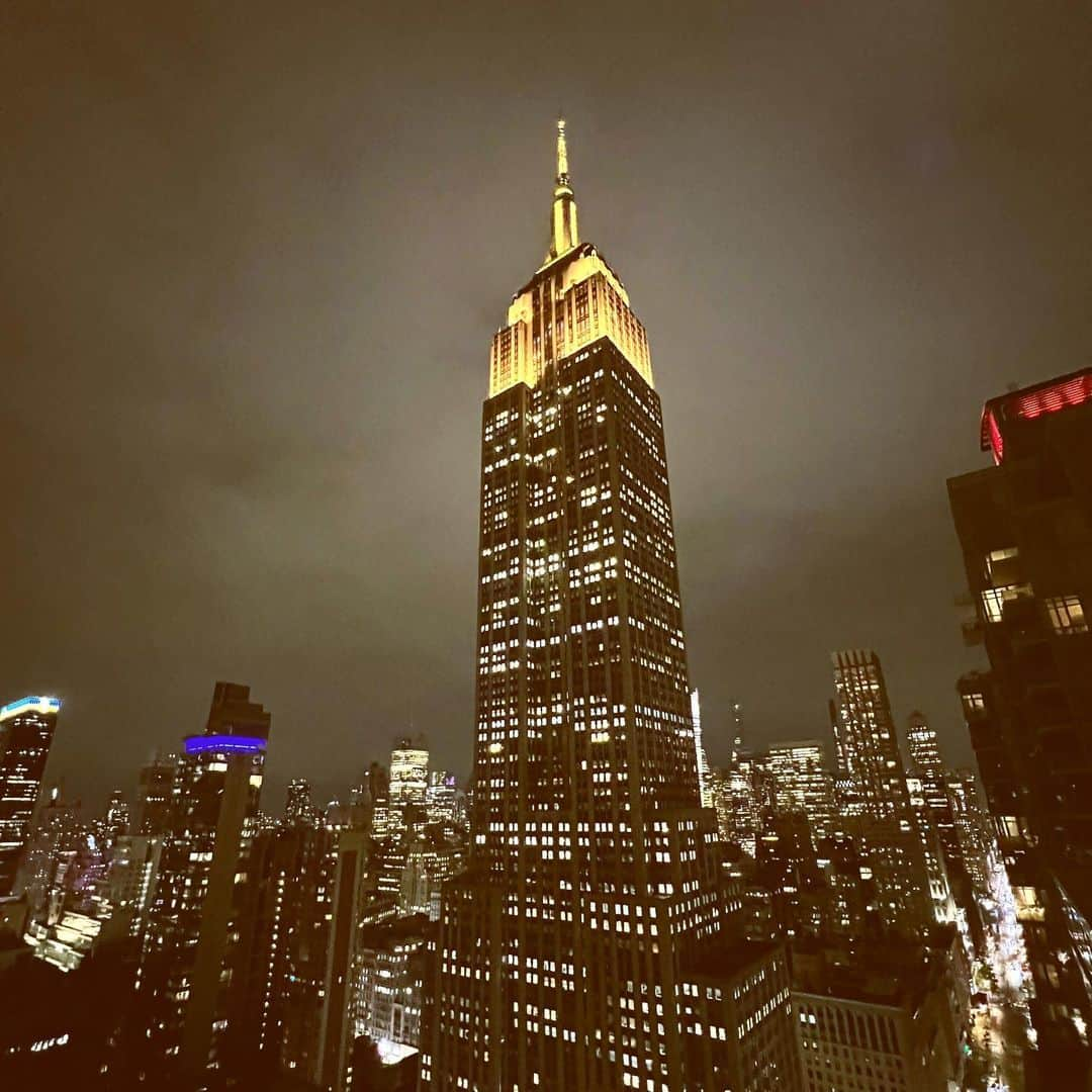 ダニエル・デイ・キムのインスタグラム：「Lighting up the night in Gold. What an amazing way to kick of Asian American and Native Hawaiian  Pacific Islander Heritage Month.  Thank you, @goldhouseco.」