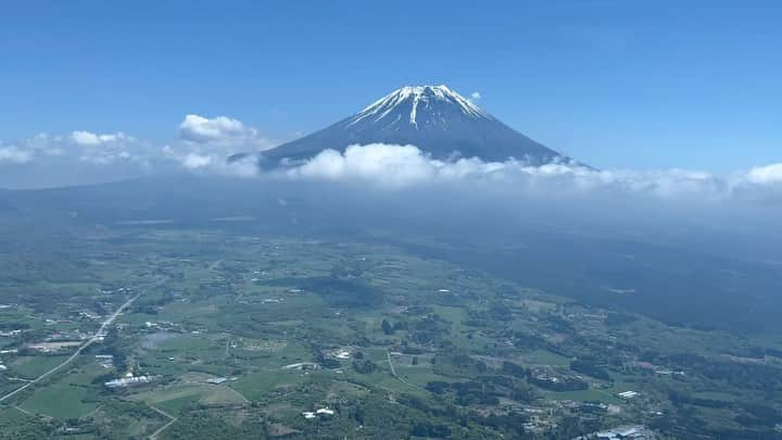 松下翔太郎のインスタグラム：「・ ・ 今日もありがとうございました！ ゴールデンウィークらしい風景を空からお伝えしました🛫 富士山もすごく綺麗でした😊  明日まではお出かけ日和になりそうです！☀️  #ただいまテレビ #富士山#２枚目は#ふもとっぱら#テントの数#すご #富士#富士宮#御殿場」