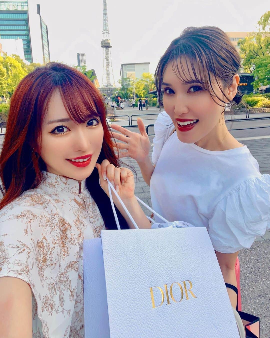 おりささんのインスタグラム写真 - (おりさInstagram)「🎁  今日ポカポカで2人とも半袖☀️  ゆき姉と久屋大通パーク💛  カフェと矢場とん行けて楽しかった🥰  お誕生日プレゼント🎁もありがとう✨ 使ってみたかった化粧品😍✨  今週は#バーレスクTS 金、土曜の２部から 出勤してます❤️  来週は 11日　@maora_burlesque_ts  12日　おりさ のバースデーイベントだよ🎂🎁  お待ちしてまーす🥰  #hisayaodoripark#sakae#nagoya#japan#present#birthday#Dior#diormakeup#rayard#レイヤード#久屋大通カフェ#久屋大通パーク #久屋大通グルメ#久屋大通ランチ#久屋大通公園#誕生日プレゼント#お誕生日#プレゼント#矢場とん#名古屋グルメ#味噌カツ#女子会」5月4日 23時56分 - orisa_0510