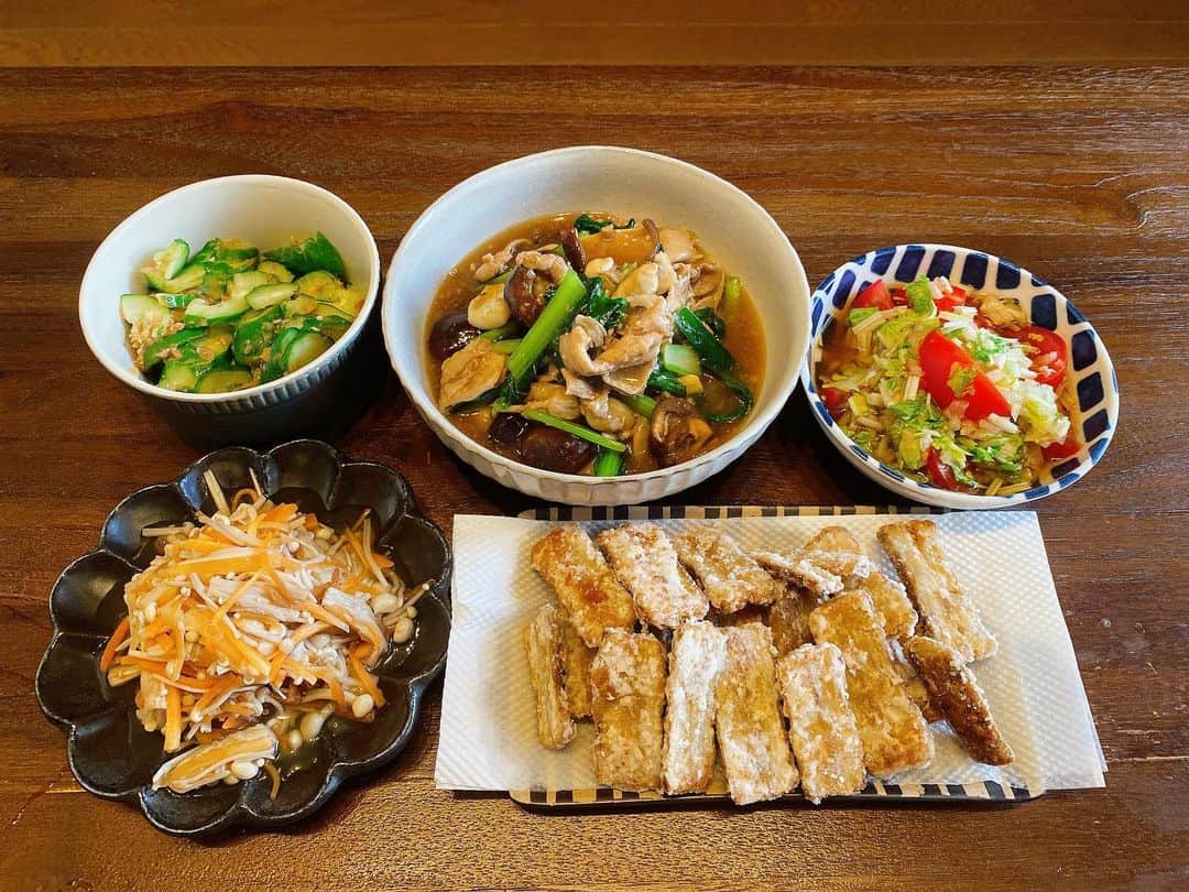 のインスタグラム：「🍽️  1枚目 えのきとにんじんの煮物 ごぼうの唐揚げ トマトとサラダセロリのサラダ 干し椎茸と豚肉と小松菜の中華炒め きゅうりの梅あえ  ごぼうは、醤油とみりんとニンニクチューブで下味つけて30分くらい置いてから片栗粉つけて揚げ焼きに🍳  2枚目 にんじんの明太子和え トマトとシソのサラダ 水菜と油揚げの煮浸し ひき肉のレタス包み アスパラソテー  豚ひき肉を、干し椎茸と長ネギとにんじんのみじん切りと一緒に、甜麺醤と豆豉醤と醤油で味付け🍳  3枚目 アスパラフライ 大根と牛肉の煮物 はくさい菜のおひたし 前日のひき肉をもやしにかけたやつ  アスパラはふるさと納税のやつ🍳  4枚目 大根の煮物 みつばとにんじんとささみのナムル 小松菜餃子  青空レストランでみた小松菜餃子🥬 めちゃくちゃ美味かった🥬 これからの餃子は小松菜だ🥬  #献立」
