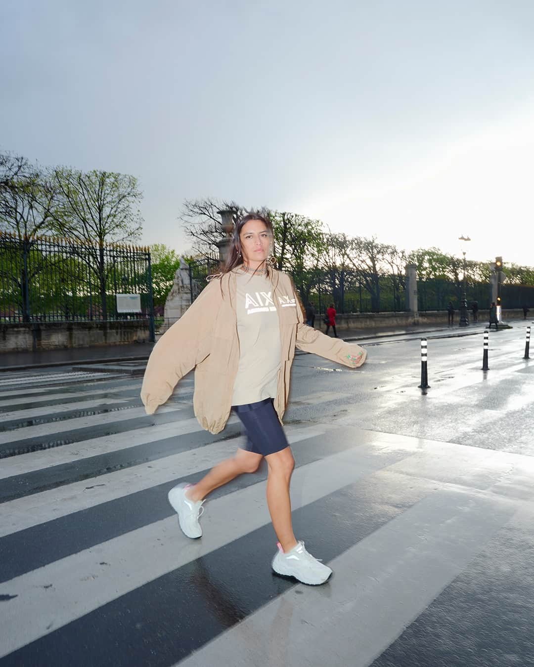 ジョルジオアルマーニのインスタグラム：「Strolling around with @roni_nza and @rinsefrance ⁣ ⁣ Photo @thomas.fliche」