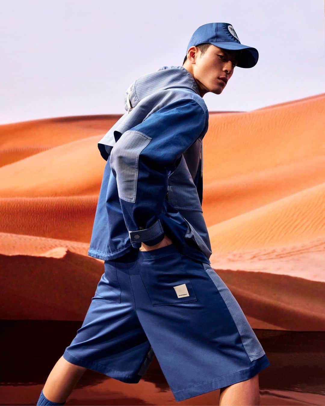 Armani Officialさんのインスタグラム写真 - (Armani OfficialInstagram)「A blue look made in organic and recycled cotton: cool and sustainable. Discover the #EAsustainable Explore Collection at the link in bio.⁣」5月5日 0時00分 - emporioarmani