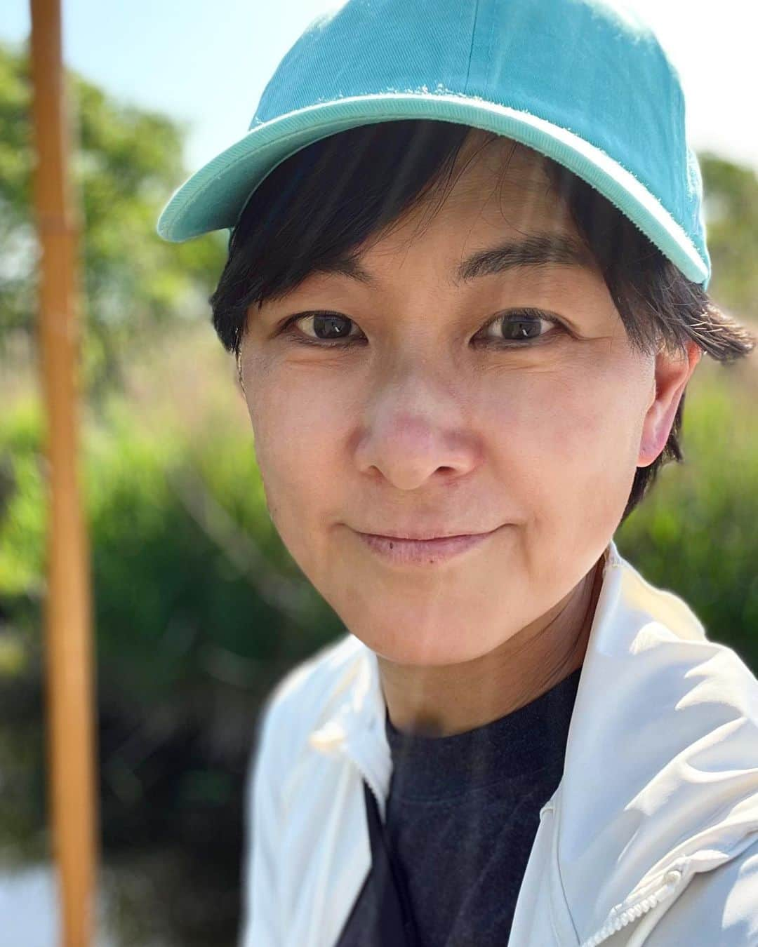 萩野志保子さんのインスタグラム写真 - (萩野志保子Instagram)「時合い🐟 知れば知るほど身震いの釣り🎣 朝マズメから夕まずめまで 気付けばトイレも行かずの10時間。 自然の中での釣り 満潮と満月🌕潮。 地球と宇宙 引力を感じられる釣り🌏 最高に楽しいことだなあ🌞🐟🌝 息子8歳、釣竿持ったまま空を仰ぎのけぞりながら "オレ、太陽の配置で時間がわかる精度高いかも！" と😂 日時計 身を持って思ったみたい。  前日釣った新入り鰻ちゃんの餌にと、 海老をたくさん捕まえなきゃ ハリキる息子。 うな子たちも喜ぶかな。 忙しないけど新しい日を毎日みせてくれて 有難う。 #🎣 #観察ケース後 #みんな #リリース　#🐟 #人生1度きりの #8歳 の #gw  #5/3からスタート組 #全力 #釣り #fishing  見つけた写真のカメは、 ミシシッピアカミミガメ(ミドリガメ)。 アメリカザリガニとともに、 政府が「条件付き特定外来生物」に指定する政令を 来月６月１日に施行するそう。 ペットとしての飼育は可能、 野外放出は禁止されるということです🐠 #川 #池 #ヘラブナ #マブナ #タナゴ #海老 #ヤゴ #ザリガニ #タニシ #唇に #おにぎりの海苔だな #(アップ後に気付きました)  #お目汚しすみません😂」5月5日 0時00分 - shihoko_hagino