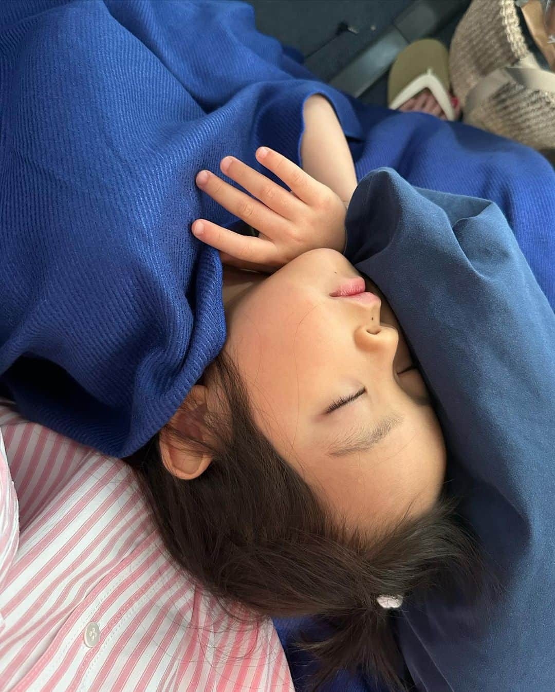 春名亜美さんのインスタグラム写真 - (春名亜美Instagram)「長男の9歳のお誕生日旅行でシンガポールに来ています🇸🇬  前回シンガポールに来たのは、 コロナ直前の2020年1月。  まさかこんなに海外旅行に行けなくなるなんて。 コロナがなければ、見せてあげれてたはずの3年分の海外の景色。  改めて、子供達にとっての "3年間" のあの生活はどれほど将来に大きな影響を与えるか。  5歳だった長男は9歳になり、自分の荷物を持つだけでなく、スーツケースまで押してくれるようになって。  飛行機で爆睡していた私に「ママ！富士山だよ！写真撮らなくていいの？！」と気遣ってくれたり。 ちなみに寝ぼけながら撮った富士山が1枚目写真🤳🏼🗻  7時間のフライト中、富士山の件以外はほとんど話しかけて来ず、ひたすら映画を観ていたり。  本当に成長したなぁ  心配していた次男も、映画見て飽きたら寝てくれて、全然大丈夫だった✈️  そんなわけで、暫くシンガポール投稿にお付き合いください🇸🇬  @ll_brothers_ll のアカウントの方でもストーリーズ沢山UPしていってます🌈  #ll_旅記録 #シンガポール旅行」5月5日 0時00分 - amiharunaami