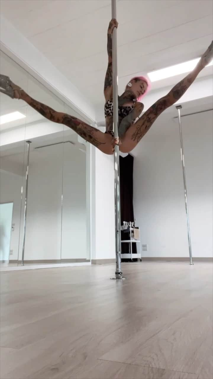 Bantik Boyのインスタグラム：「Решила в ленту тоже закинуть, пусть будет 🦇 #bantikboy #poledance」