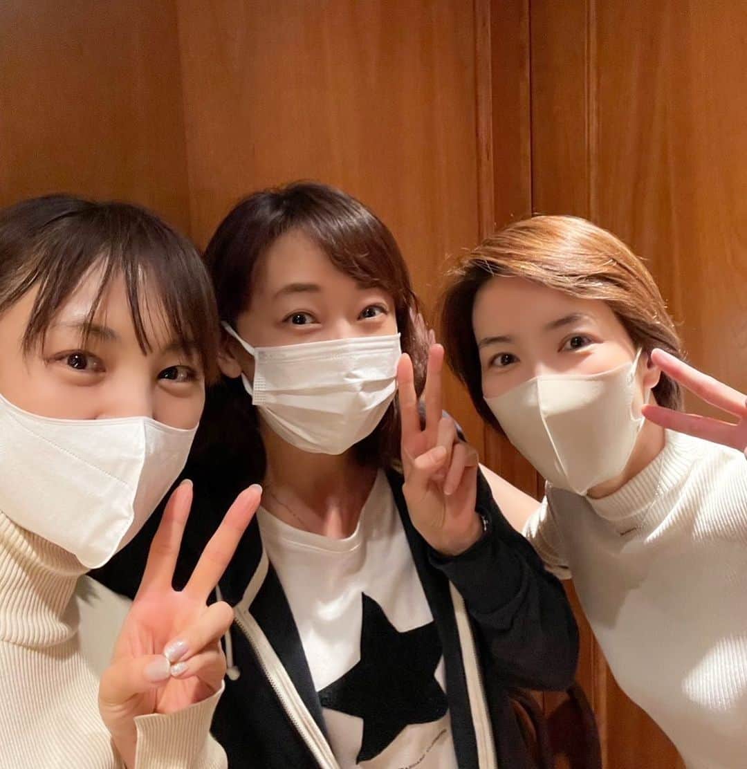 早霧せいなのインスタグラム：「. 振り返ったらフサさんがー！！@hanafusamari_official 気づいて声掛けてくださって、桂さん @keiotozuki_official  も私もウホウホ😍数年ぶりにお会いできて大興奮でした🙌  なんてったって初舞台の時のトップさんは別格✨ おそらく全タカラジェンヌあるあるなんじゃないかな😙  今日はいい夢見れそうだ〜」