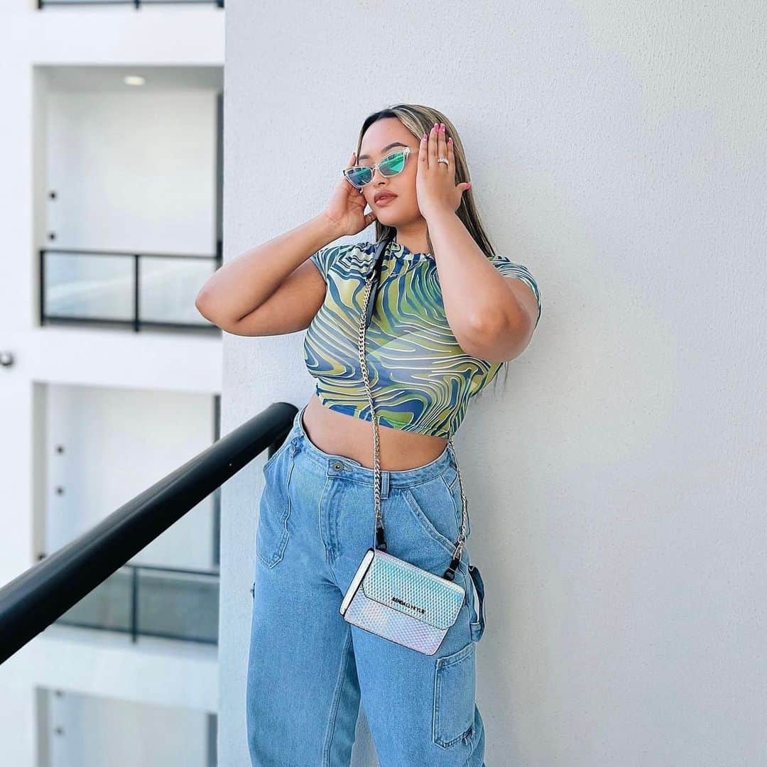 KENDALL + KYLIEのインスタグラム：「A statement @kendallandkylie bag to complete the look 👜 @alexjamiie  #kendallandkylie」