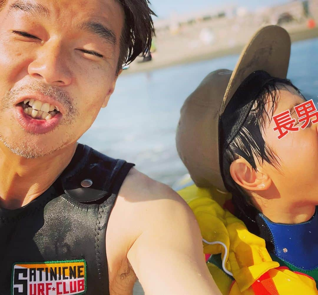 横尾初喜さんのインスタグラム写真 - (横尾初喜Instagram)「今年初の海開き家族時間。 ママのエルネストハットが もはやノッポさん ※世代の人わかるやつ  海の浄化を浴びて 明日のクランクインへ。  #家族時間  #遠藤久美子  #エンクミ  #サーフィン」5月5日 0時14分 - hatsukiyokoo