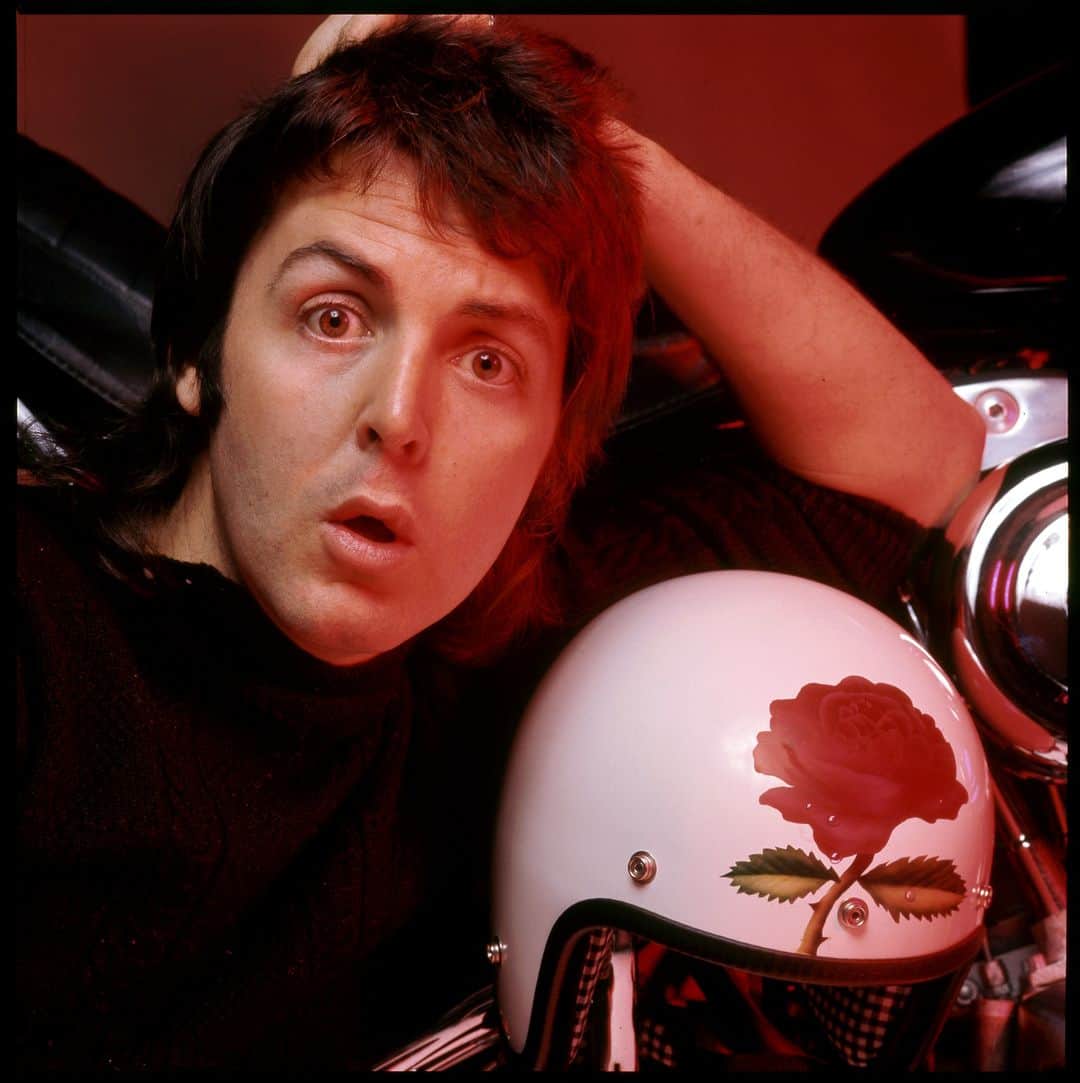 ポール・マッカートニーのインスタグラム：「🌹 Happy 50th birthday 'Red Rose Speedway' 🌹  On this day in 1973, Wings' iconic second album #RedRoseSpeedway was released in the UK! Swipe across to see outtakes from the album cover shoot in London.」