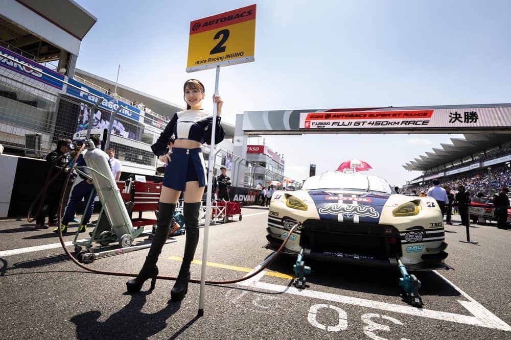 のインスタグラム：「SUPERGT Rd.2富士🗻 #2 muta Racing INGING→P2🥈✨  晴天の中での長丁場のレース、 2号車は5番手でスタートし 見事2位表彰台を獲得しました！  作戦が功を奏してトップをひた走る姿が最高すぎて、 応援にも熱が入りました📣❤️‍🔥 そして終盤、チェッカーの瞬間まで絶対に諦めない走り、 最終ラップの最終コーナーでの勝負、 本当に叫ぶくらい痺れました😭😭  優勝が見えていただけに悔しい雰囲気もありましたが、 それ以上に感動をありがとうという気持ちでいっぱいです✨  次戦鈴鹿こそ表彰台の真ん中へ！  一緒に応援して頂きありがとうございました！ 暑かったので皆様体調にはお気をつけください！  . . @muta_racing  @mutaracing_wear  @muta__official  . . #スワイプしてね #supergt #muta #mutaracing #mutaracingfairies #GR86 #GR86GT #ingingmotorsport #circuit #racequeen #model #japanesegirl #レースクイーン #スーパーgt #ロングヘア #ポニーテール #コスチューム #富士スピードウェイ #モータースポーツ #モータースポーツ好きな人と繋がりたい」