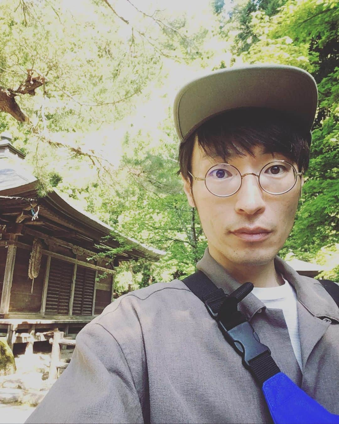 ナガイケジョーさんのインスタグラム写真 - (ナガイケジョーInstagram)「山歩きなんかしてノンキに過ごしつつ日夜脳みそフル回転中のGW。煩悩とバイバイは難しいね、イイ演奏したい、譜面とにらめっこの日々。 （41歳・丸メガネ） #山寺立石寺」5月5日 0時17分 - joenagaike