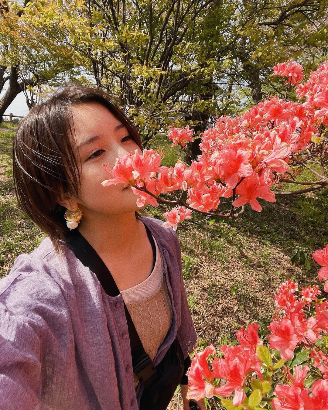 湯木慧さんのインスタグラム写真 - (湯木慧Instagram)「秋田県 井川町 日本国花苑 さくらまつり いかわさんといっしょフェスありがとうございました！ 最高です 外で山並みを眺めながら青空の下で歌えば私に怖いものなど無く、案の定最高に心を解放できて気持ちよかったなぁ ありがとうございましたっ  秋田　あたたかいなぁ…大好きだなぁ…。(イベントのスタッフさんは勿論、ホテルの方とかコンビニの店員さんとかご飯屋さんの店員さんもお客さんも…みんなあったかくて優しくて大好きです…秋田…)」5月5日 0時20分 - yukiakirart